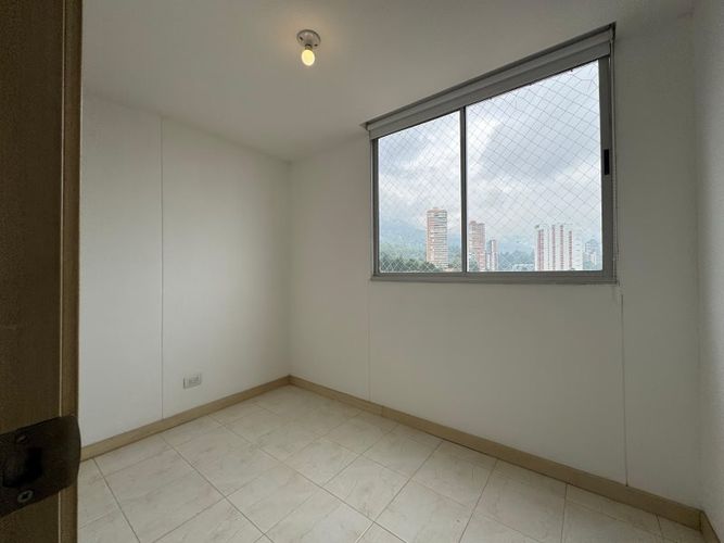 Apartamento de 3 alcobas en arriendo en Los Naranjos, Medellín, 220 m² · foto 11 de 24
