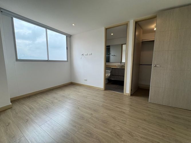 Apartamento de 3 alcobas en arriendo en Los Naranjos, Medellín, 220 m² · foto 13 de 24