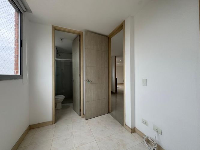 Apartamento de 3 alcobas en arriendo en Los Naranjos, Medellín, 220 m² · foto 14 de 24