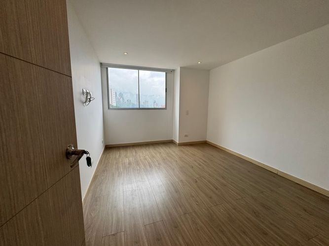 Apartamento de 3 alcobas en arriendo en Los Naranjos, Medellín, 220 m² · foto 19 de 24
