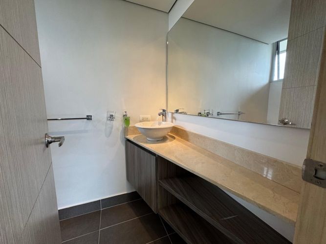 Apartamento de 3 alcobas en arriendo en Los Naranjos, Medellín, 220 m² · foto 21 de 24