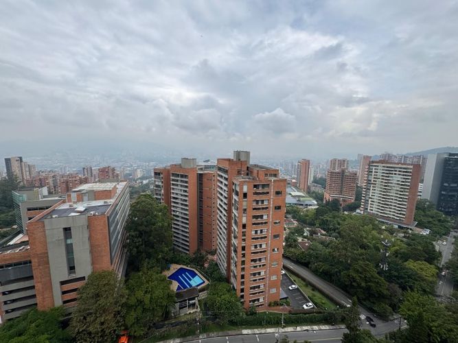 Apartamento de 3 alcobas en arriendo en Los Naranjos, Medellín, 220 m² · foto 23 de 24