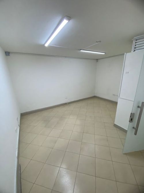 Oficina en arriendo en Los Colores, Medellín, 14 m² · foto 4 de 8