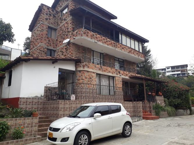 Casa de 8 alcobas en venta en La Mina, Envigado · foto 3 de 22