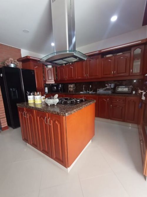 Casa de 5 alcobas en venta en Monteazul, Sabaneta, 410 m² · foto 2 de 24