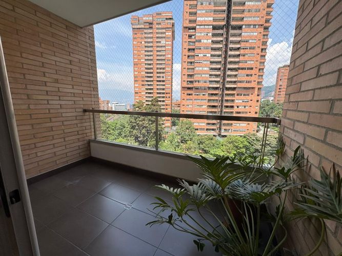 Apartamento de 3 alcobas en venta en Castropol, Medellín, 187 m² · foto 2 de 20