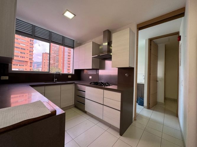 Apartamento de 3 alcobas en venta en Castropol, Medellín, 187 m² · foto 3 de 20