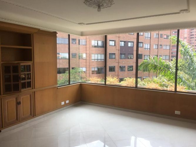 Apartamento de 5 alcobas en venta en La Florida, Medellín, 260 m² · foto 2 de 19