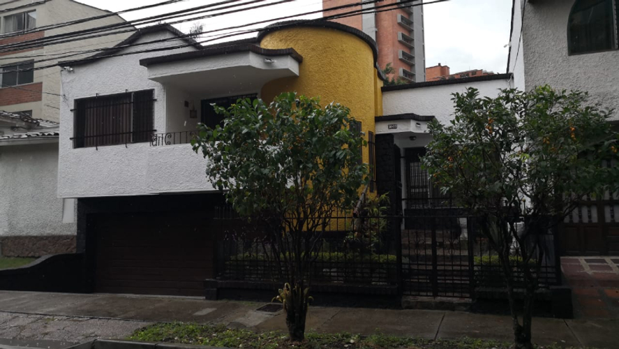 Casa de 6 alcobas en venta en Conquistadores, Medellín, 440 m² · foto 2 de 3
