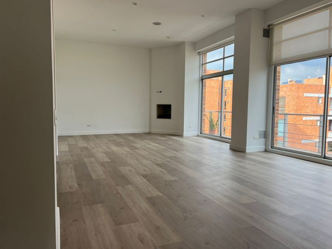 Apartamento de 2 alcobas en venta en Chico Norte, Bogotá, 143 m² · foto 3 de 21
