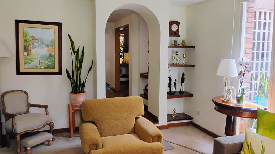 Casa de 4 alcobas en venta en Nueva Autopista, Bogotá, 231 m² · foto 2 de 24