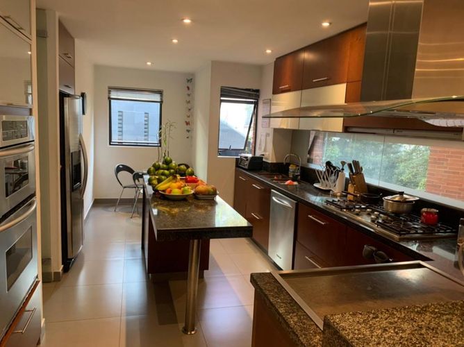 Apartamento de 3 alcobas en venta en Los Rosales, Bogotá, 274 m² · foto 13 de 23