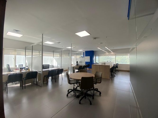 Oficina en arriendo en El Poblado, Medellín, 103 m² · foto 2 de 8