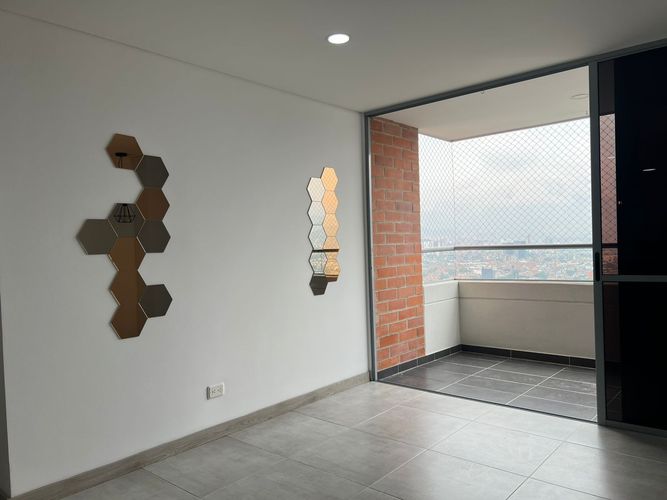 Apartamento de 3 alcobas en arriendo en Loma Benedictinos, Medellín, 98 m² · foto 4 de 18