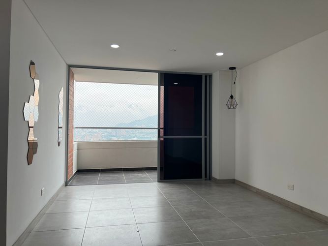 Apartamento de 3 alcobas en arriendo en Loma Benedictinos, Medellín, 98 m² · foto 3 de 18