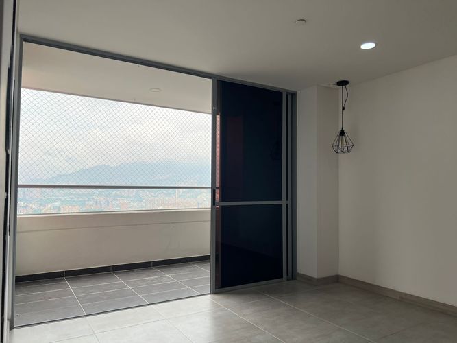 Apartamento de 3 alcobas en arriendo en Loma Benedictinos, Medellín, 98 m² · foto 2 de 18