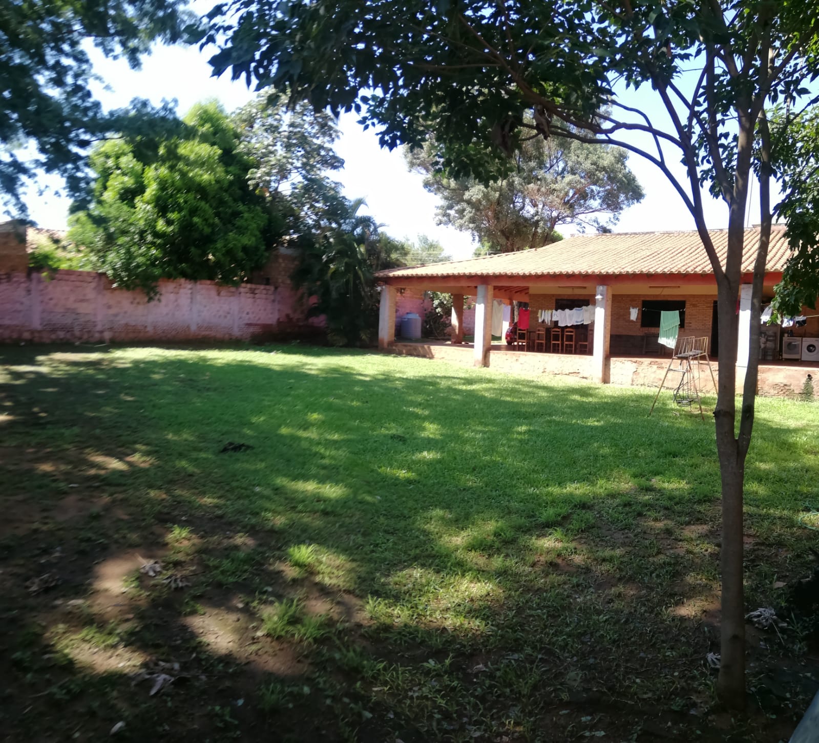 CASA CON AMPLIO PATIO EN LAURELTY-LUQUE EN VENTA (871 M2) — foto 2