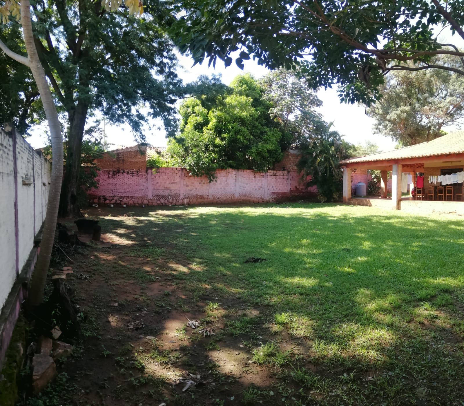 CASA CON AMPLIO PATIO EN LAURELTY-LUQUE EN VENTA (871 M2) — foto 3