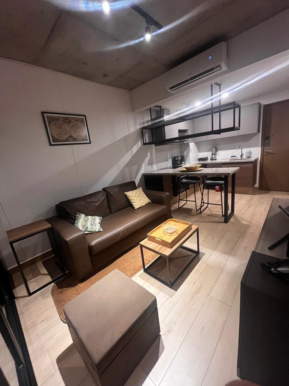Departamento amoblado de lujo en alquiler en el exclusivo Edificio Colman, a pasos del Shopping del Sol. — foto 3