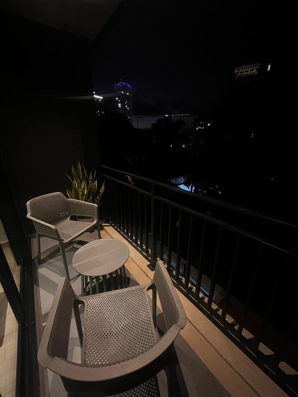 Departamento amoblado de lujo en alquiler en el exclusivo Edificio Colman, a pasos del Shopping del Sol. — foto 2