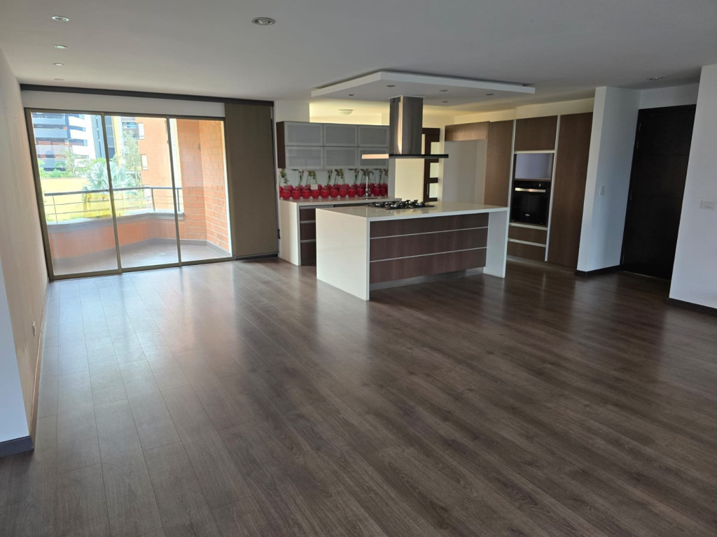 Apartamento en arriendo en El Poblado, Medellín · foto 2 de 19
