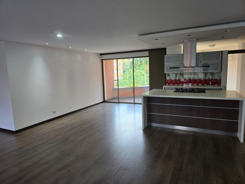 Apartamento en arriendo en El Poblado, Medellín · foto 3 de 19