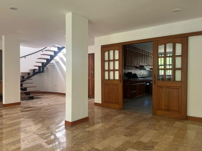 Casa de 3 alcobas en venta en Loma Benedictinos, Envigado, 370 m² · foto 6 de 14