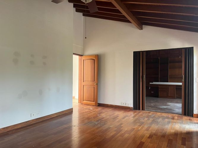Casa de 3 alcobas en venta en Loma Benedictinos, Envigado, 370 m² · foto 11 de 14