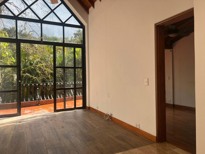 Casa de 3 alcobas en venta en Loma Benedictinos, Envigado, 370 m² · foto 2 de 14