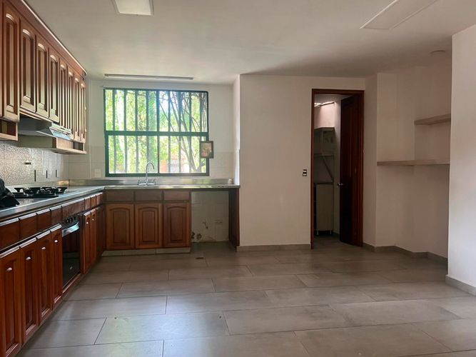 Casa de 3 alcobas en venta en Loma Benedictinos, Envigado, 370 m² · foto 7 de 14