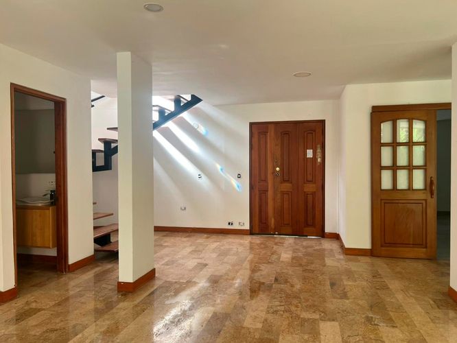 Casa de 3 alcobas en venta en Loma Benedictinos, Envigado, 370 m² · foto 5 de 14