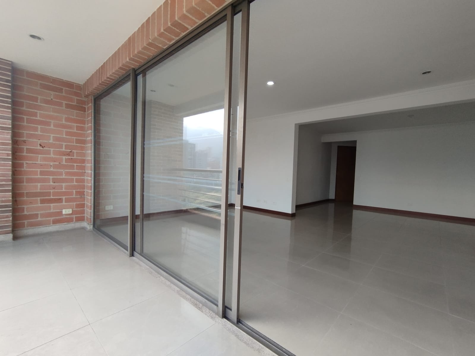 Apartamento en arriendo en El Poblado, Medellín · foto 3 de 13