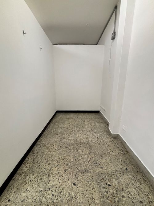Local en arriendo en Villa Nueva, Medellín, 210 m² · foto 2 de 9