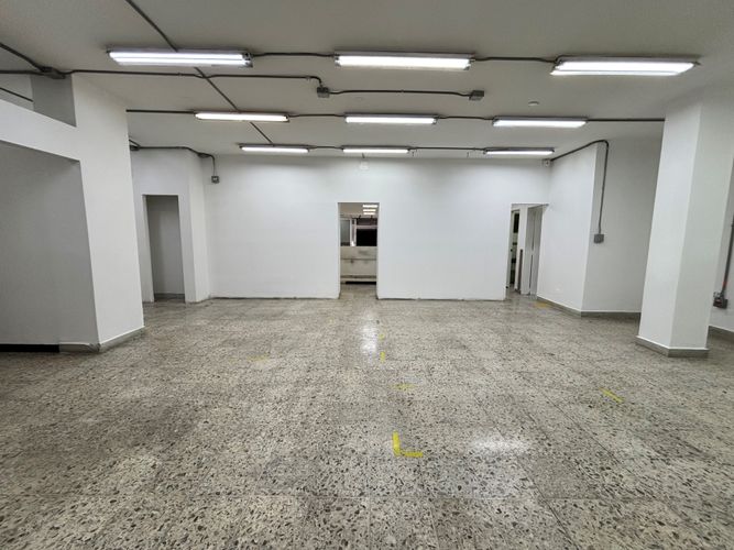 Local en arriendo en Villa Nueva, Medellín, 210 m² · foto 3 de 9