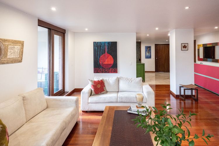 Apartamento de 3 alcobas en venta en Los Rosales, Bogotá, 218 m² · foto 2 de 21