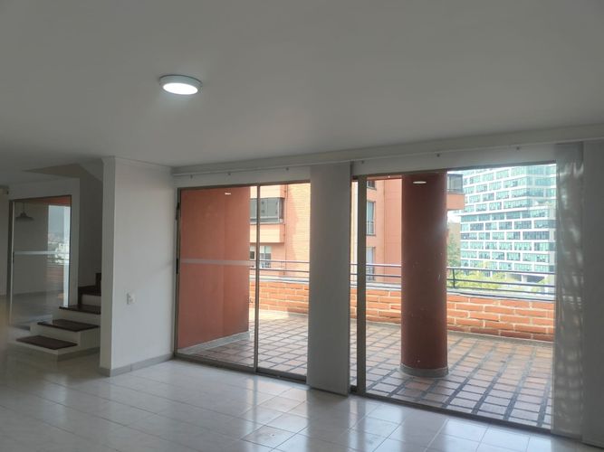 Apartamento de 3 alcobas en arriendo en El Poblado, Medellín, 230 m² · foto 2 de 16