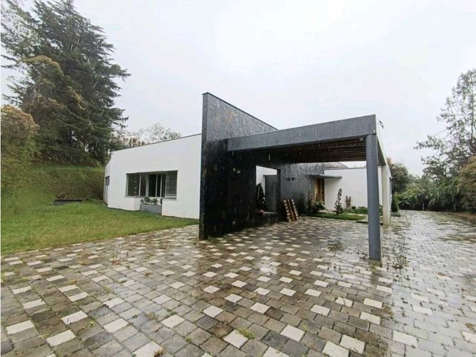 Casa de 5 alcobas en venta en Loma Del Escobero, Envigado, 400 m² · foto 2 de 24
