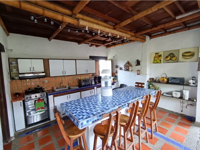 Casa de 8 alcobas en venta en El Caimo, Armenia, 575 m² · foto 2 de 24