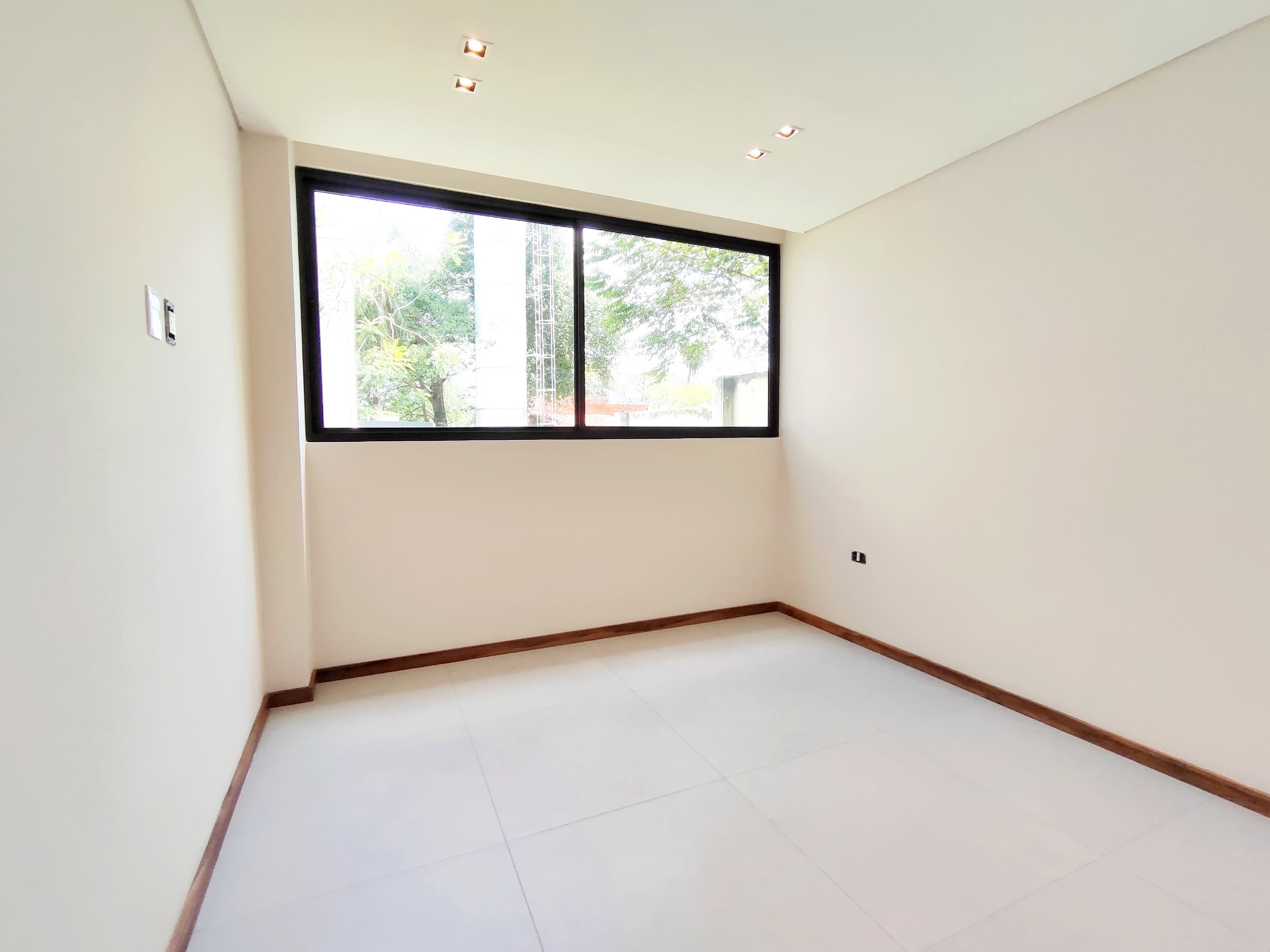 Residencia de Lujo con Vistas Panorámicas al Lago Ypacaraí — Exclusividad, Privacidad y Estilo de Vida Elevado — foto 3