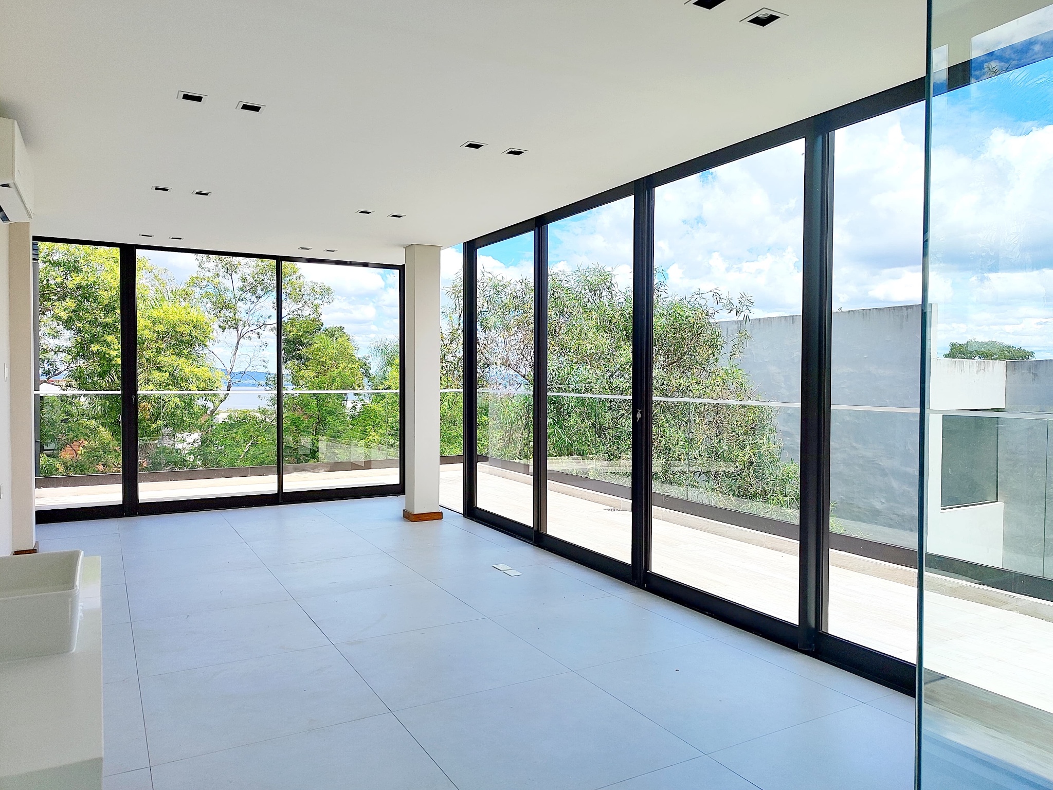 Residencia de Lujo con Vistas Panorámicas al Lago Ypacaraí — Exclusividad, Privacidad y Estilo de Vida Elevado — foto 2