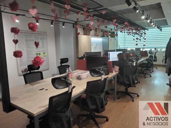 Oficina en arriendo en El Castillo, Medellín, 420 m² · foto 2 de 24