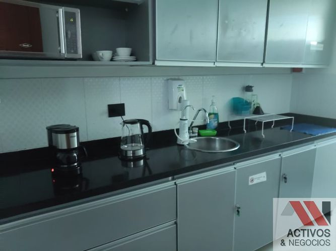 Oficina en arriendo en El Castillo, Medellín, 420 m² · foto 7 de 24