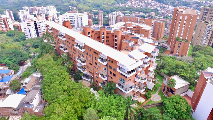 Apartamento de 3 alcobas en venta en La Arboleda, Cali, 220 m² · foto 2 de 15