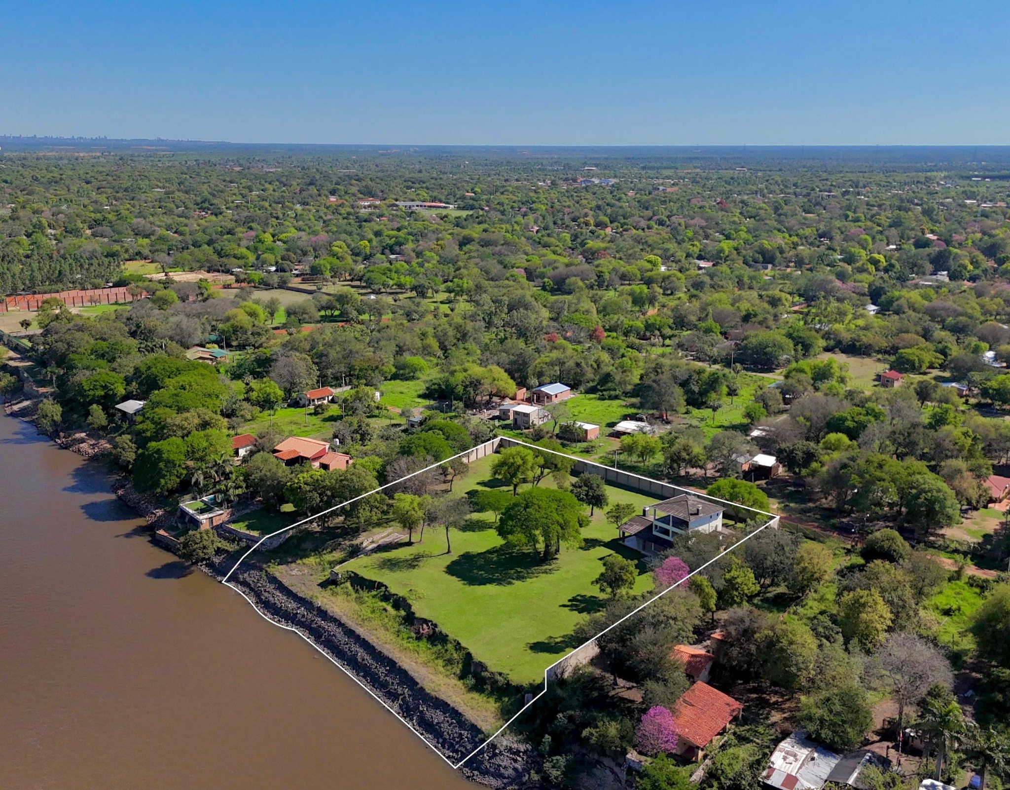 EN VENTA AMPLIA CASA QUINTA SOBRE EL RÍO PARAGUAY UBICADA EN REMANSITO — foto 2