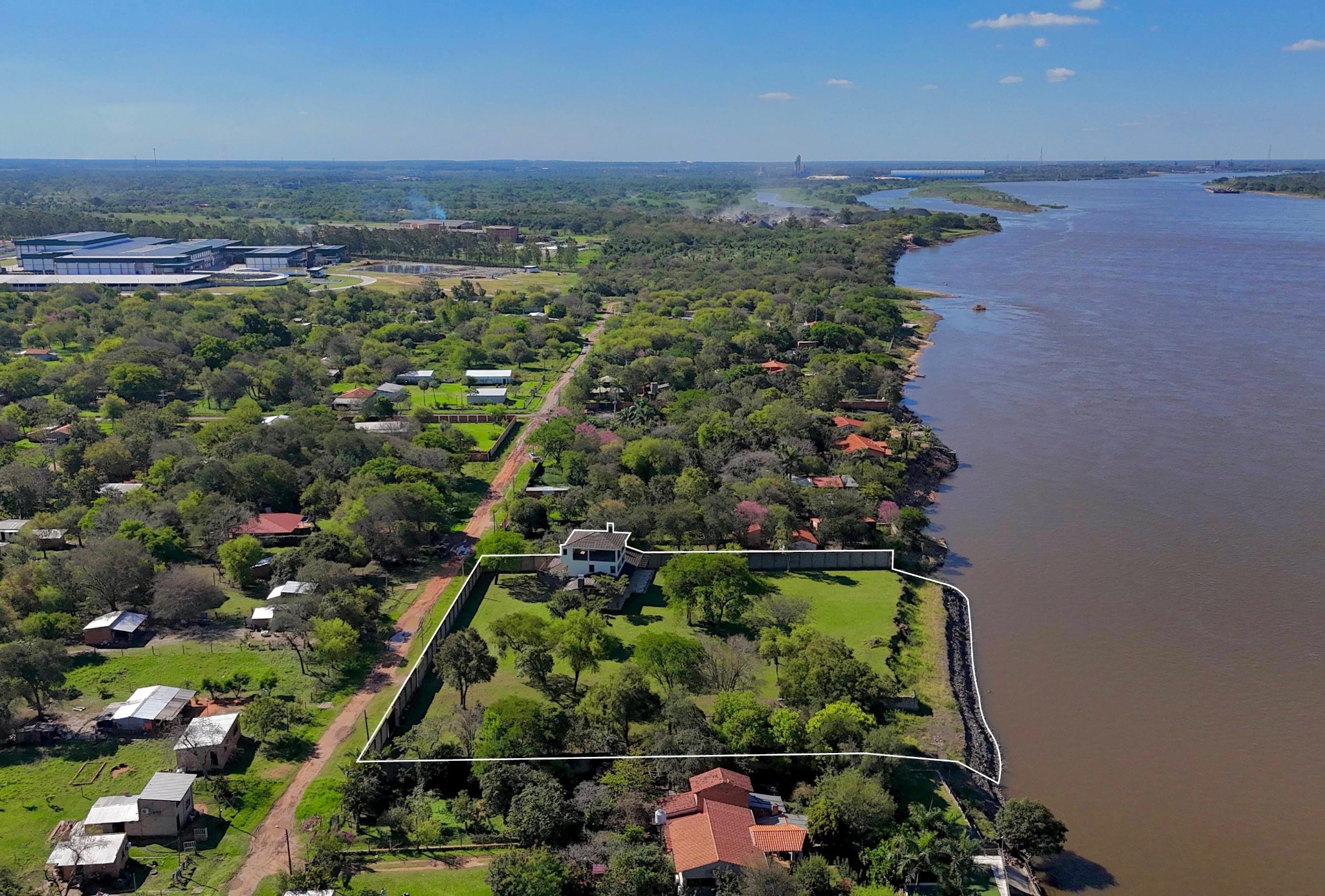 EN VENTA AMPLIA CASA QUINTA SOBRE EL RÍO PARAGUAY UBICADA EN REMANSITO — foto 3