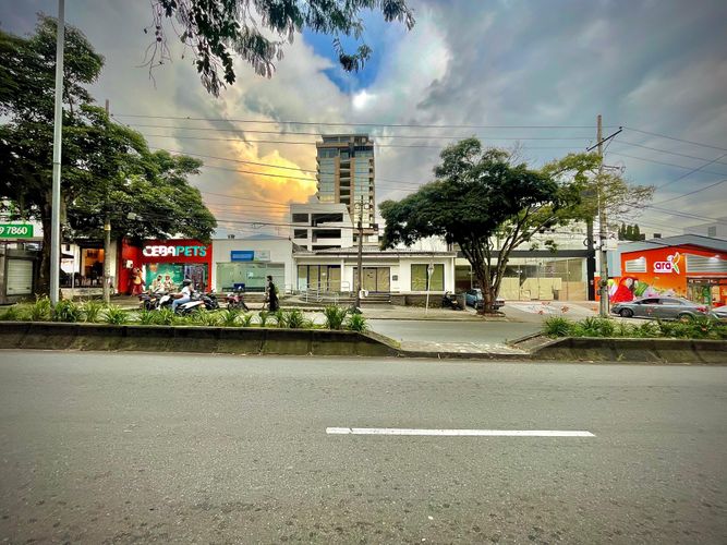 Local en venta en La Castellana, Armenia, 338 m² · foto 3 de 6