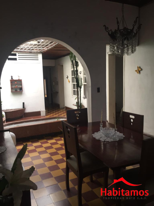 Casa de 7 alcobas en venta en Boston, Medellín, 367 m² · foto 2 de 10