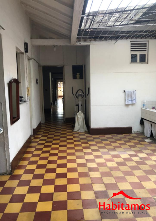 Casa de 7 alcobas en venta en Boston, Medellín, 367 m² · foto 4 de 10
