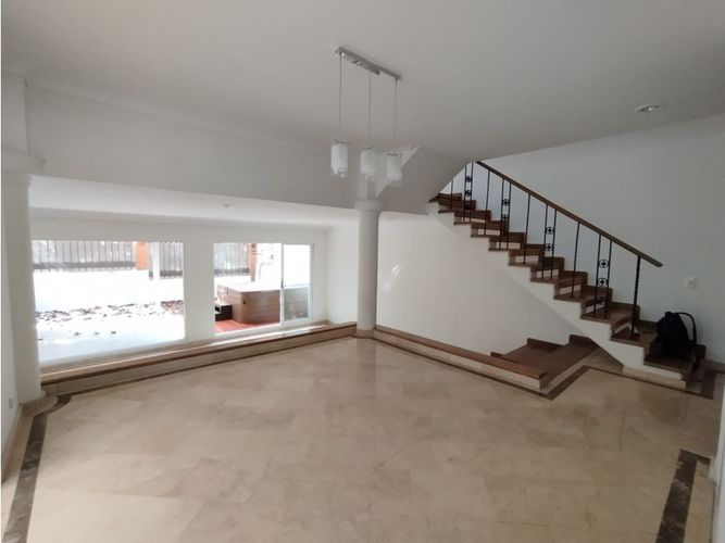 Casa de 3 alcobas en venta en El Diamante No. 2, Medellín, 229 m² · foto 2 de 24