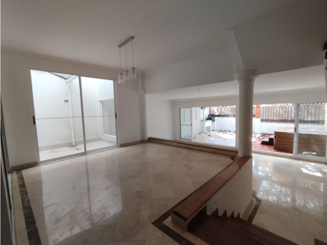 Casa de 3 alcobas en venta en El Diamante No. 2, Medellín, 229 m² · foto 3 de 24